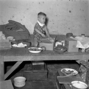 Een kind in het Adek-kamp, Bestanddeelnr 255-8179