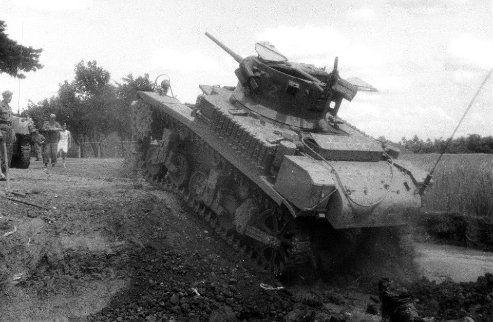 Een M3 Stuart tank passeert het gat in de dijkweg, Bestanddeelnr 266
