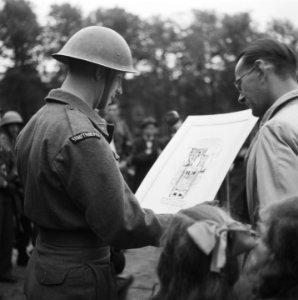 Een majoor van het regiment Stoottroepen ontvangt een oorkonde, Bestanddeelnr 900-7806