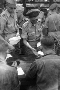 Een majoor der infanterie en een luitenant overhandigen of ontvangen formuliere, Bestanddeelnr 439