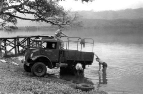 Een legertruck wordt gewassen in het meer, Bestanddeelnr 3187