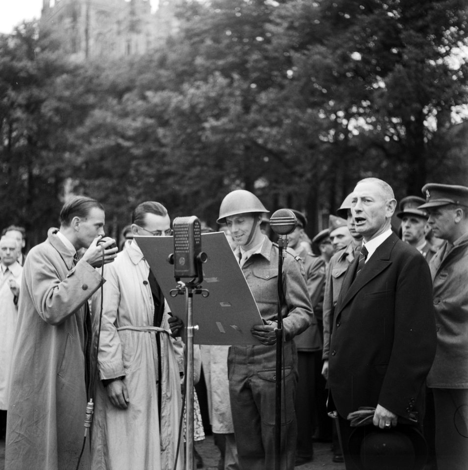 Een majoor van het regiment Stoottroepen ontvangt een oorkonde Naast hem een ra, Bestanddeelnr 900-7805