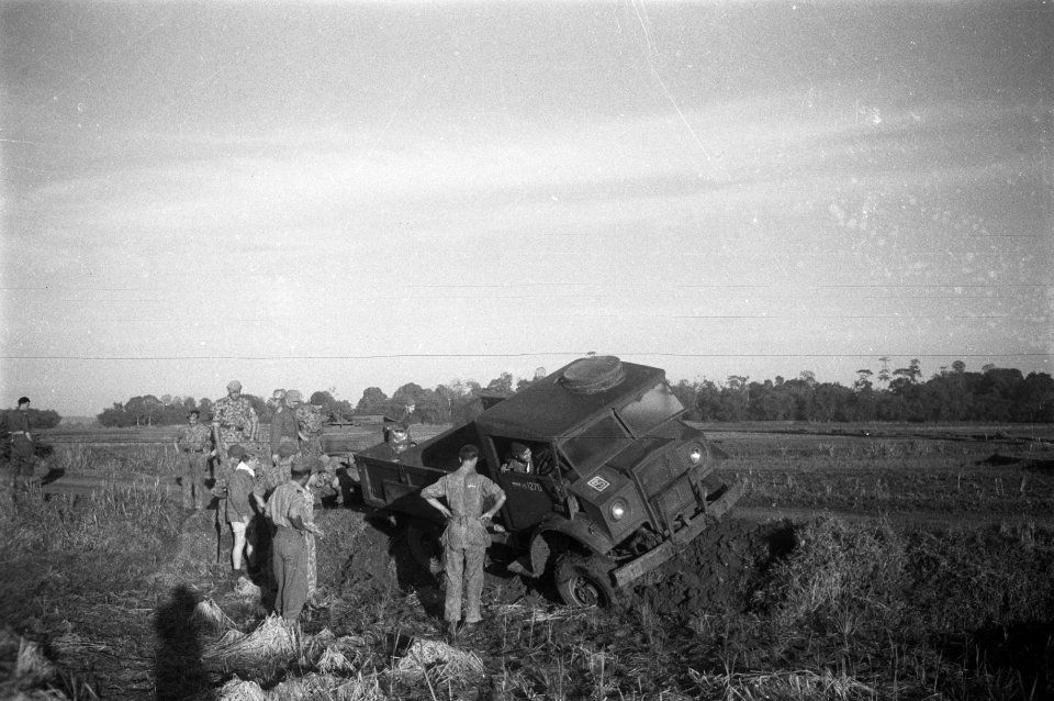 Een legertruck is van de weg geraakt en zit vast in een berm. Met vereende krach, Bestanddeelnr 12053