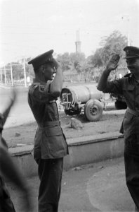 Een luitenant groet adjudant-generaal kolonel C.H.J.F. van Houten, Bestanddeelnr 80-5-6