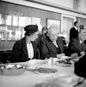 Een lunch georganiseerd voor KLM medewerkers en staf. De heer met bril is voorma, Bestanddeelnr 254-2268