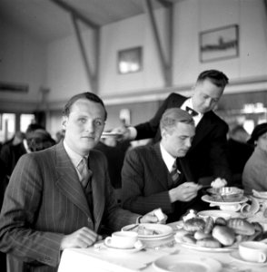 Een lunch georganiseerd voor KLM medewerkers en staf De heer met krijtstreepcos, Bestanddeelnr 254-2269