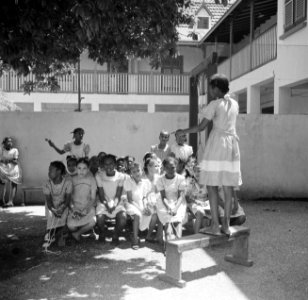 Een les buiten in klooster St Jozef met zusterschool van de zusters van Schijnd, Bestanddeelnr 252-7563