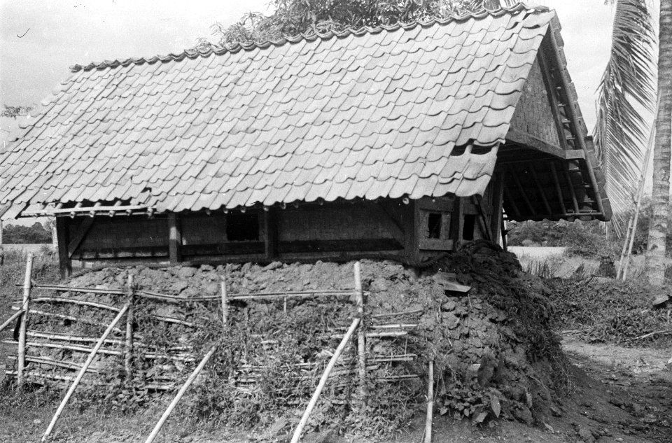 Een lokaal huis, op een soort terp gebouwd met dakpannen gedekt, Bestanddeelnr 1581-4-2