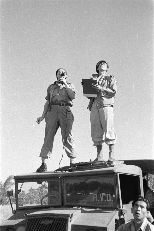 Een militair met microfoon en een militair met clipboard staan op de cabine van , Bestanddeelnr 247-1-4
