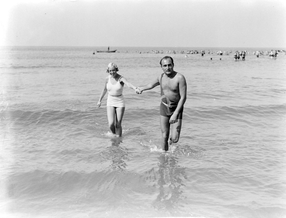 Een man (Farrar) en een vrouw (Yvonne) in de zee van Scheveningen, Bestanddeelnr 189-0719