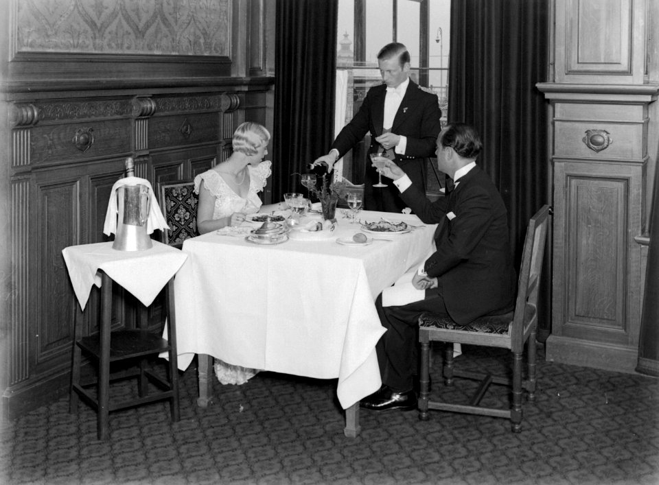 Een man (Farrar) en een vrouw (Yvonne) bij het diner in het Palace Hotel in Sc, Bestanddeelnr 189-0738