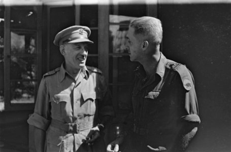 Een luitenant-kolonel (links) praat met een luitenant-kolonel (rechts) die het m, Bestanddeelnr 443-5-3