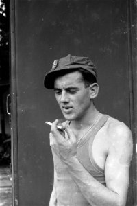 Een militair rookt een sigaret, Bestanddeelnr 102-6-2 photo