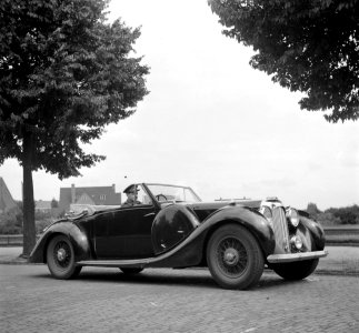 Een militair rijdt na 1945 in een vooroorlogse Riley Convertible ergens in Neder, Bestanddeelnr 255-8987