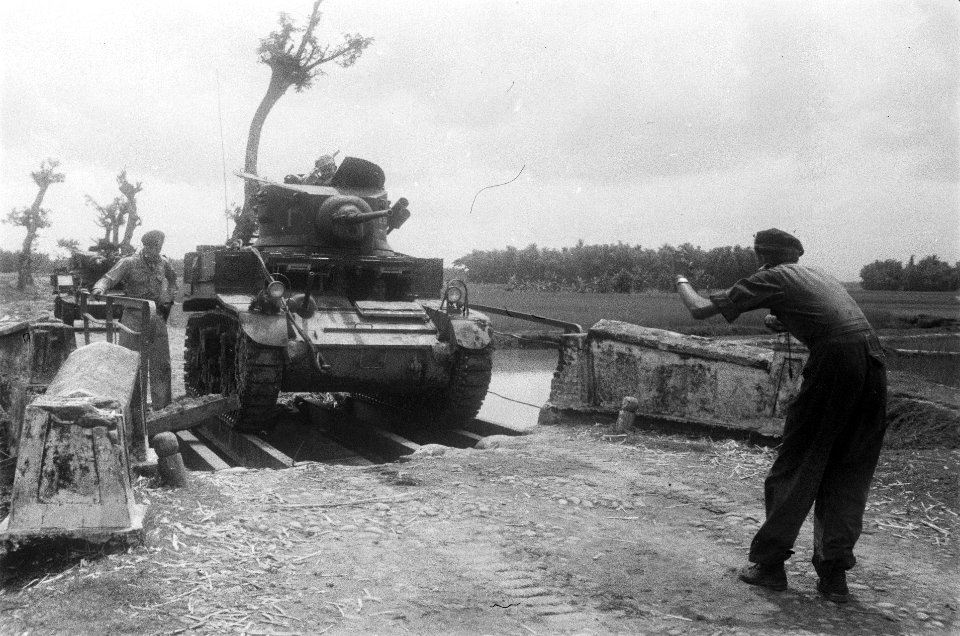 Een M3 Stuart tank rijdt over een provisorisch gebouwde brug en krijgt aanwijzi…, Bestanddeelnr 288