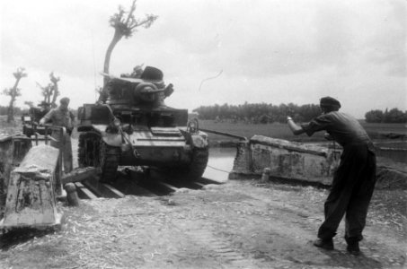 Een M3 Stuart tank rijdt over een provisorisch gebouwde brug en krijgt aanwijzi…, Bestanddeelnr 288