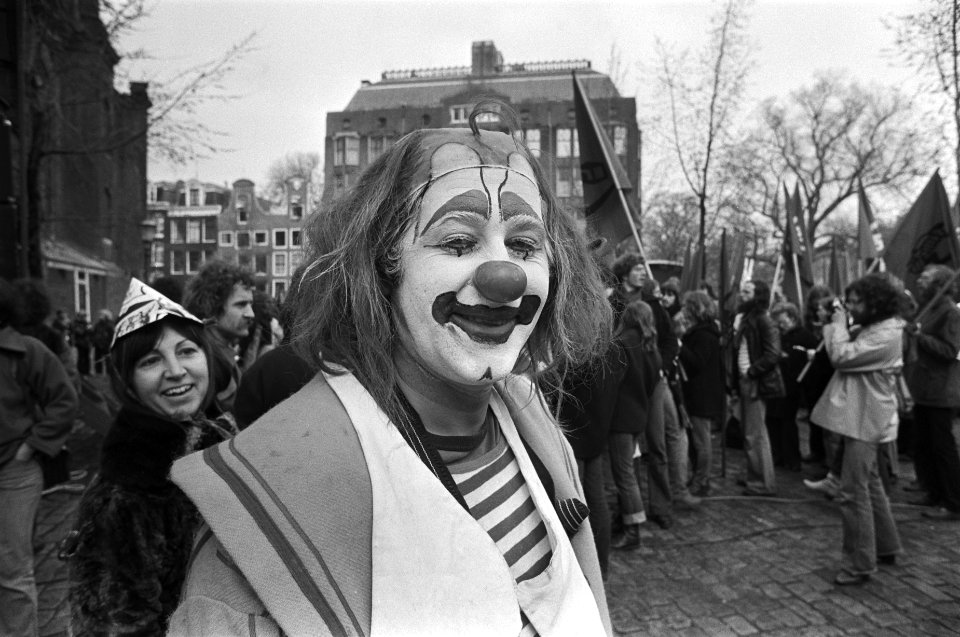 Een man geschminkt als clown, Bestanddeelnr 929-0795