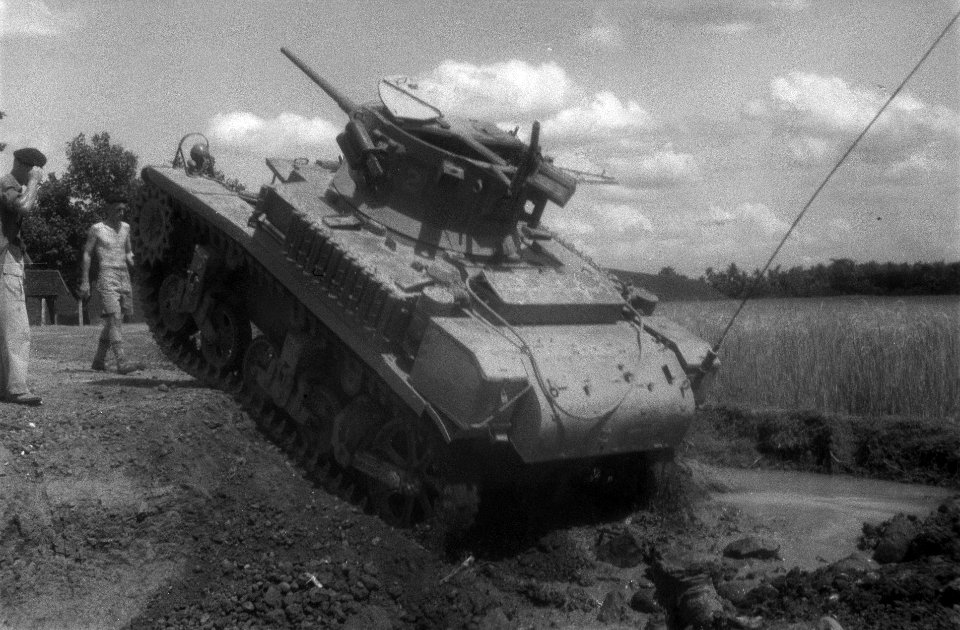 Een M3 Stuart tank passeert het gat in de dijkweg, Bestanddeelnr 267