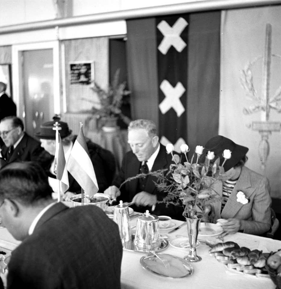 Een lunch georganiseerd voor KLM medewerkers en staf. Voor de vlag met het wapen, Bestanddeelnr 254-2265
