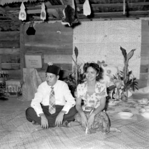 Een man en een vrouw op een Javaans feest in Paramaribo, Bestanddeelnr 252-2581