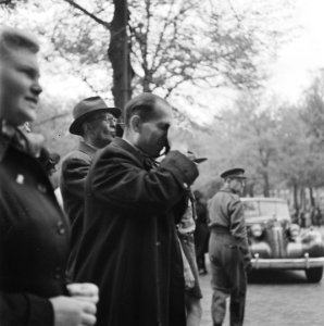Een man fotografeert, Bestanddeelnr 900-8911