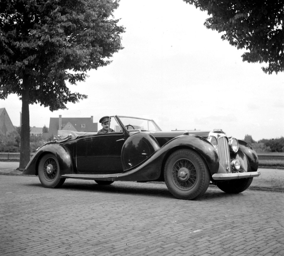 Een militair in een vooroorlogse 1940 Lagonda V12 Drophead Coupé ergens in Nederland, Bestanddeelnr 255-8992