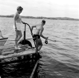 Een man gaat te water, een vrouw kijkt toe, Bestanddeelnr 252-3165