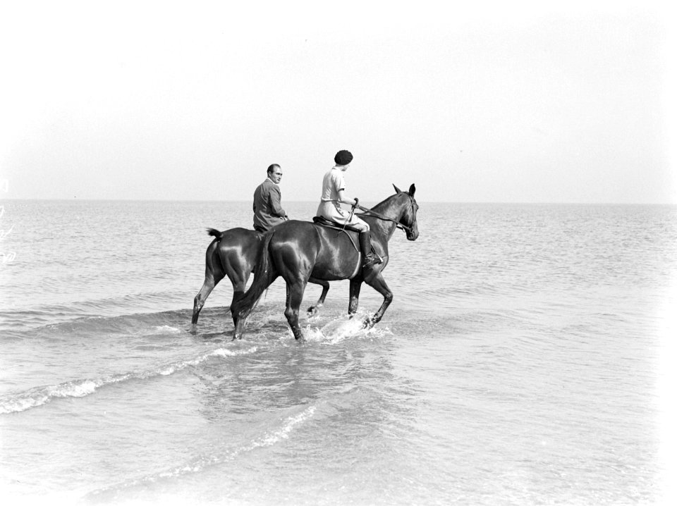 Een man (Farrar) en een vrouw (Yvonne) te paard aan het Scheveningse strand, Bestanddeelnr 189-0860