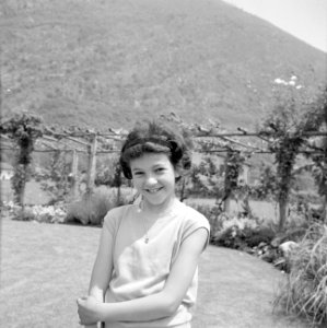 Een meisje Esther in de tuin van het huis van Von Eugen in Spanje, Bestanddeelnr 254-5590