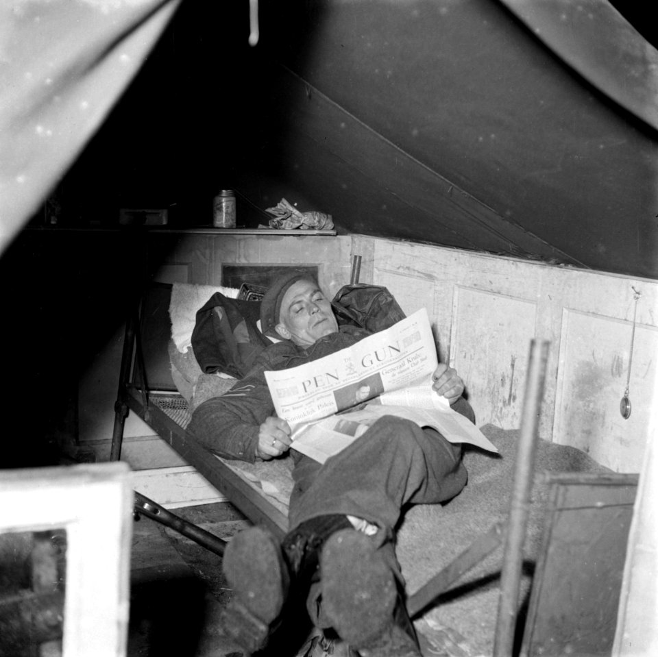 Een militair leest op bed de Pen and Gun, Bestanddeelnr 255-9386