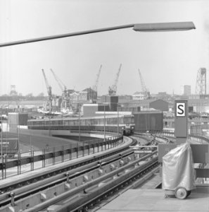 Een metrotrein komt uit de metrotunnel onder de Nieuwe Maas en rijdt ter hoogte van de Parallelweg richting station Rijnhaven Rotterdam - NL-RtSA 4121 10660-1-01