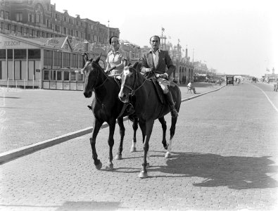 Een man (Farrar) en een vrouw (Yvonne) te paard aan de Scheveningse boulevard, Bestanddeelnr 189-0862