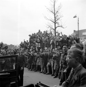Een menigte begroet de prins, Bestanddeelnr 900-2561