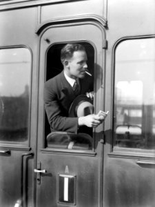 Een man in de deur van een treincoupé, Bestanddeelnr 189-1265