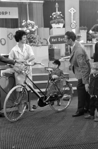 Een man biedt zijn fiets aan Mies Bouwman aan, Bestanddeelnr 914-5499