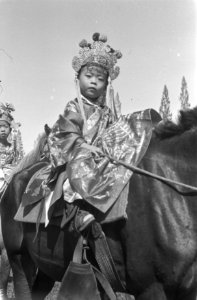 Een meisje in traditionele (Chinese) kledij op een paard, Bestanddeelnr 491-5-3