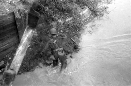 Een militair steekt een kali over en staat tot zijn enkels in het wateri, Bestanddeelnr 271