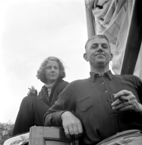 Een man en een vrouw op een zeilboot bij Grouw, Bestanddeelnr 254-5349