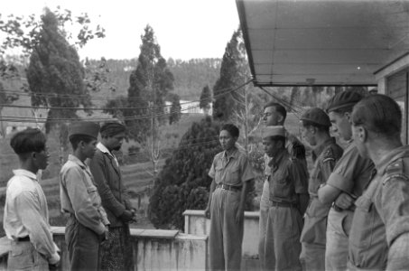 Een KNIL sergeant spreekt met de vertegenwoordigers van de bevolking. Kapitein L, Bestanddeelnr 494-1-6