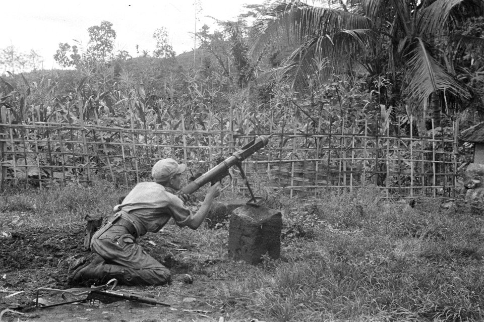 Een militair met een z.g. PIAT, een Brits anti-tank wapen, Bestanddeelnr 455-4-4