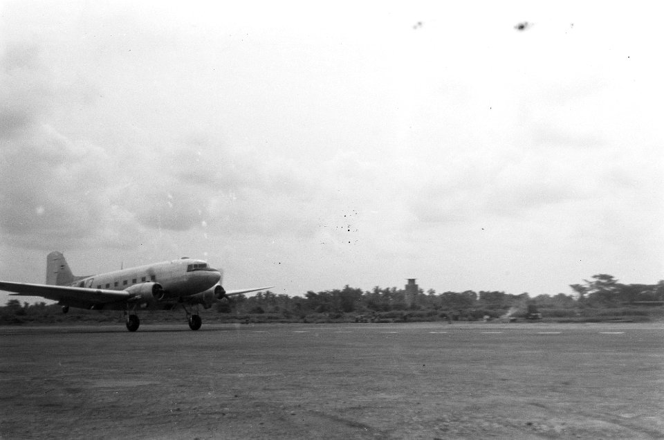 Een militair vliegtuig (een Dakota) landt, Bestanddeelnr 377