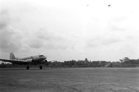Een militair vliegtuig (een Dakota) landt, Bestanddeelnr 377