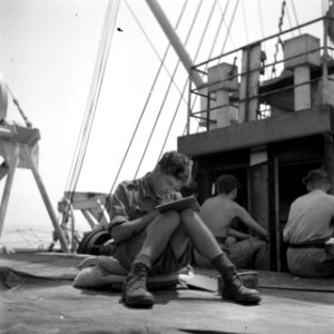Een militair schrijft een brief aan boord van de Sainfoin, varend tussen Malakka, Bestanddeelnr 255-8225