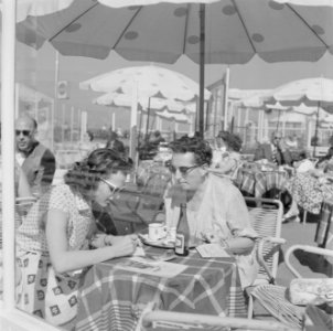 Een man en een vrouw op een terras aan de boulevard van Scheveningen, Bestanddeelnr 254-4015