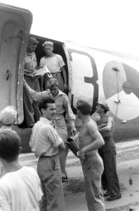 Een militair vliegtuig is geland. Personen stappen uit, Bestanddeelnr 374