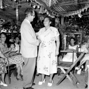 Een man en een vrouw op een feest in Paramaribo, Bestanddeelnr 252-2313