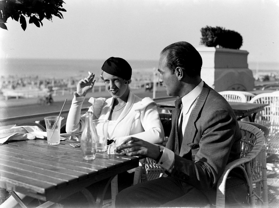 Een man genaamd Farrar en een vrouw (Yvonne) op een terras, Bestanddeelnr 189-0715