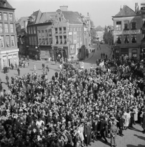 Een mensenmenigte verwelkomt de prins in Zwolle, Bestanddeelnr 900-2520