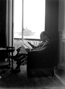 Een man (Farrar) voor het raam van een hotelkamer van het Palace Hotel in Schev, Bestanddeelnr 189-0731