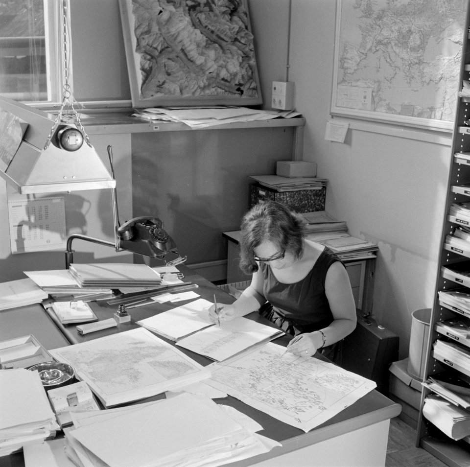 Een medewerkster controleert een kaart, Bestanddeelnr 254-5193